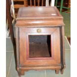 An oak coal hod, 35 cm wide, a copper kettle, and a tinned bowl (3)