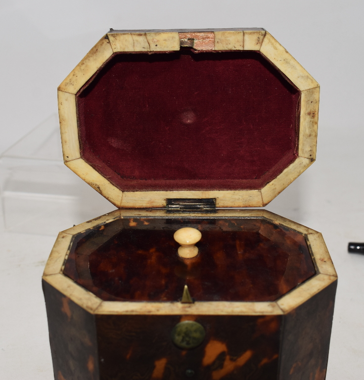 A late 18th/early 19th century tortoiseshell tea caddy, of shaped octagonal form, 9 cm high - Bild 5 aus 6