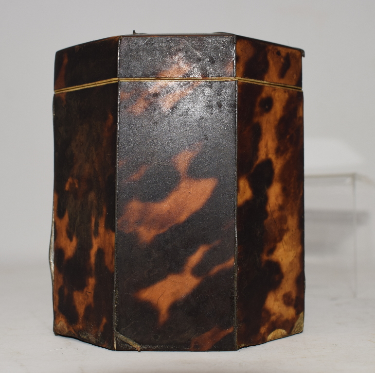 A late 18th/early 19th century tortoiseshell tea caddy, of shaped octagonal form, 9 cm high - Bild 4 aus 6