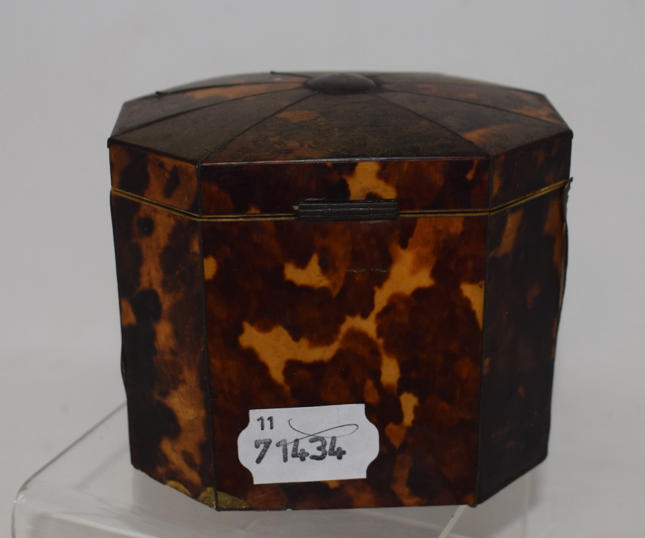 A late 18th/early 19th century tortoiseshell tea caddy, of shaped octagonal form, 9 cm high - Bild 2 aus 6