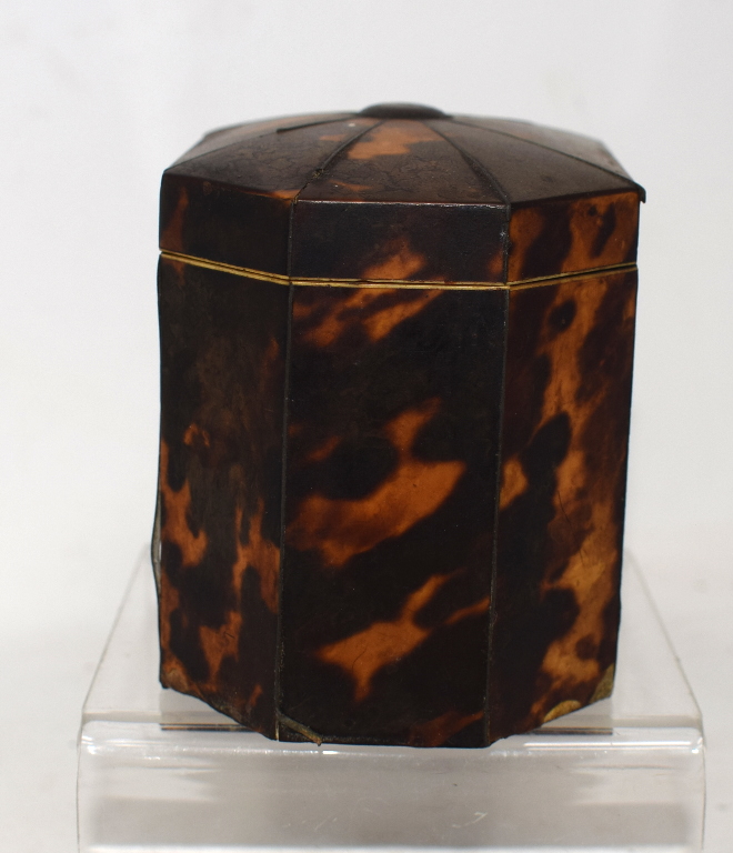 A late 18th/early 19th century tortoiseshell tea caddy, of shaped octagonal form, 9 cm high - Bild 3 aus 6