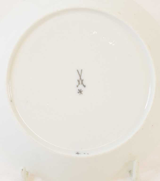 A Meissen porcelain saucer, decorated flowers, 13.5 cm diameter and other ceramics (5) - Image 2 of 2