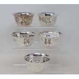 A set of five Scottish silver bowls, Edinburgh 1930, approx. 10.8 ozt, 9 cm diameter (5)