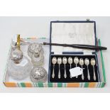 A set of eight silver teaspoons, Sheffield 1932, a silver toddy label, with a turned wood handle,