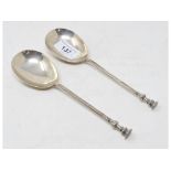 A pair of seal top silver spoons, Sheffield 1915, approx. 3.4 ozt (2)