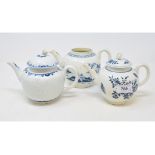 A late 18th century Worcester porcelain teapot, 11.5 cm high, and two late 18th century porcelain