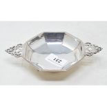 An octagonal silver dish, with pierced handles, Birmingham 1936, approx. 6.9 ozt, 17 cm wide