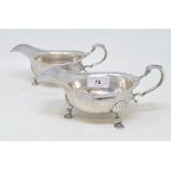 A pair of George V silver sauce boats, of heavy gauge, London 1910, approx. 23.4 ozt, 9 cm high (2)