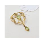 A yellow coloured metal, peridot and seed pearl brooch Report by NG It is approx. 2.6 g (all in)