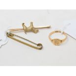 An 18ct gold signet ring, initialled, approx. ring size OÂ½, approx. 3.3 g, a 9ct gold bar brooch,