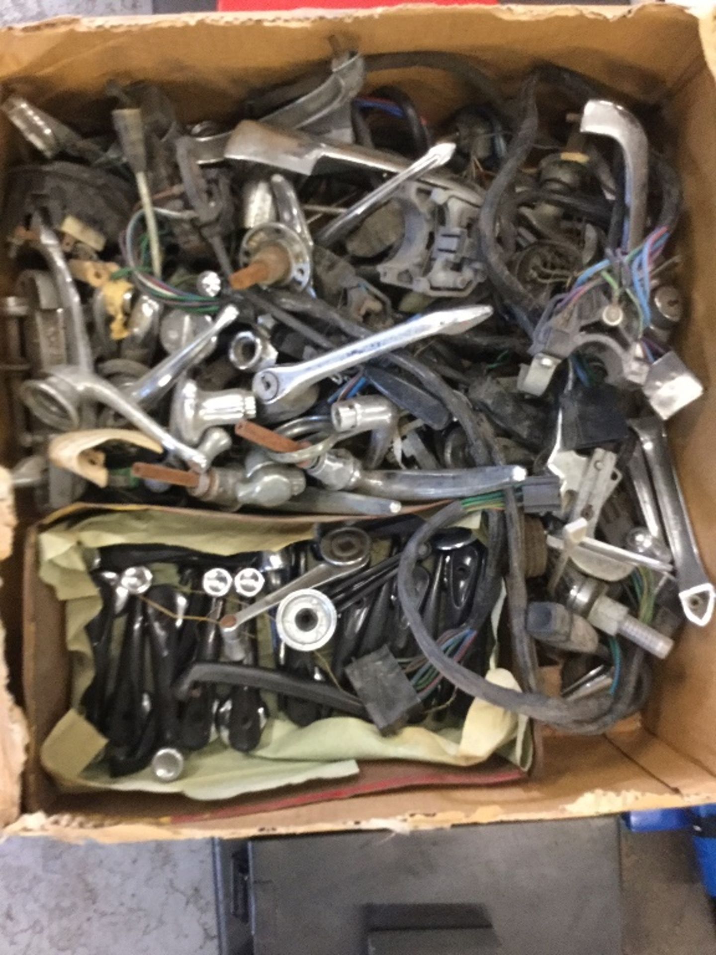 A large quantity of door handles for various marques (box) - Image 2 of 2