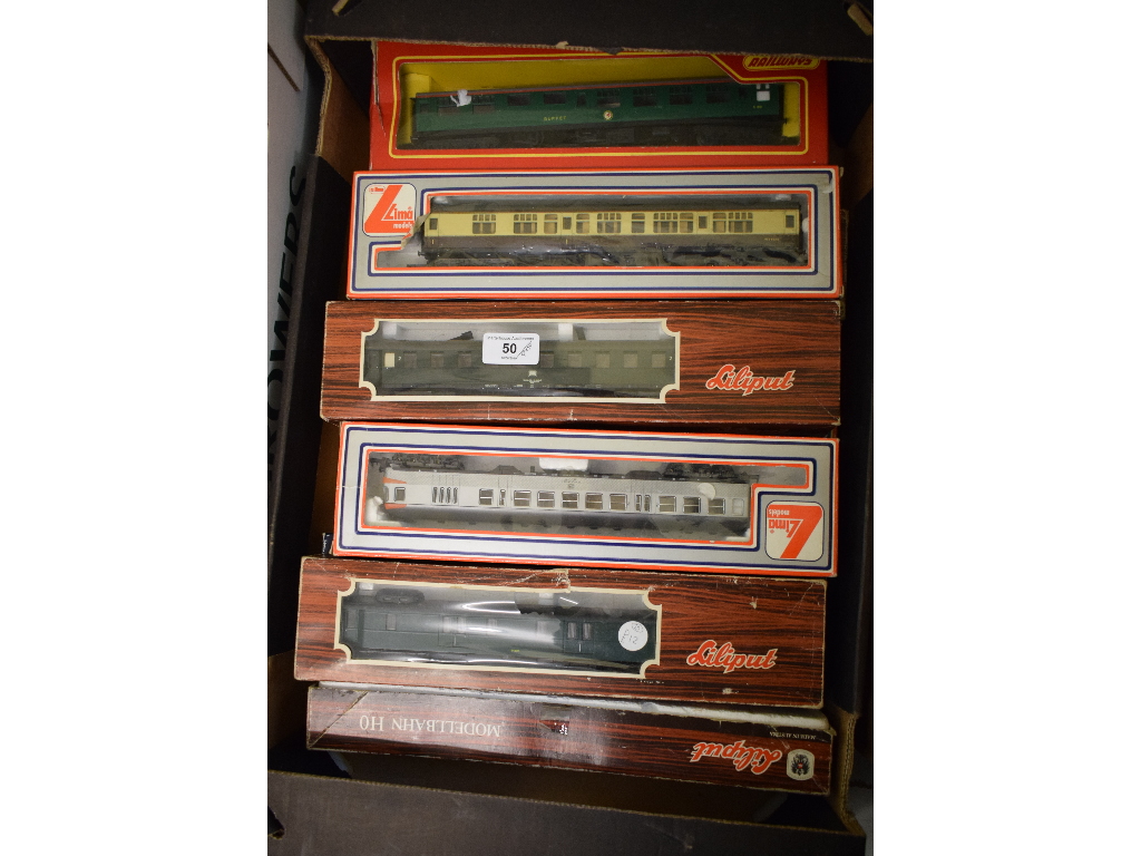 Assorted 00 gauge carriages, all boxed (box)