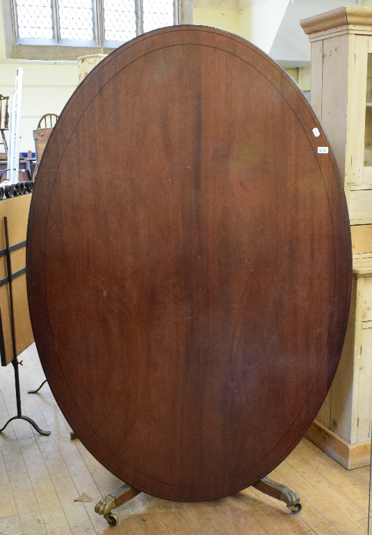 A mahogany oval dining table, on splayed legs, 177 cm wide - Image 2 of 6