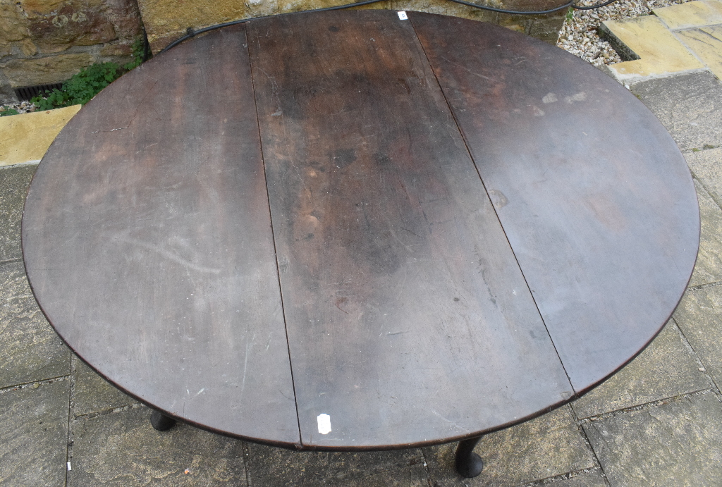 A George III mahogany dropleaf table, on pad feet, 140 cm wide - Image 3 of 5