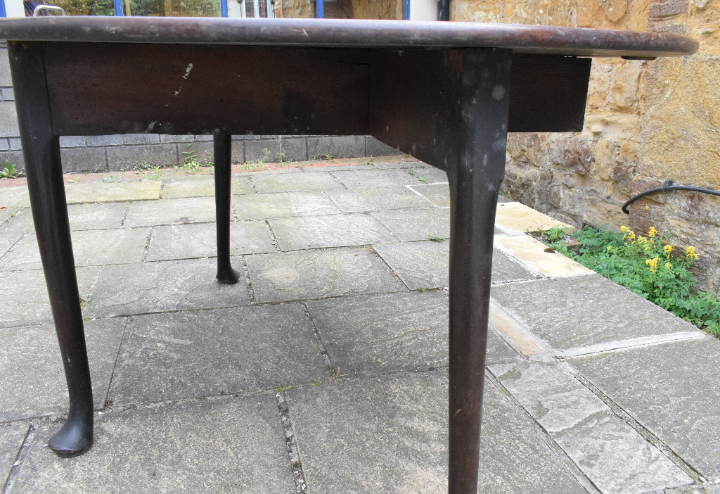 A George III mahogany dropleaf table, on pad feet, 140 cm wide - Image 5 of 5