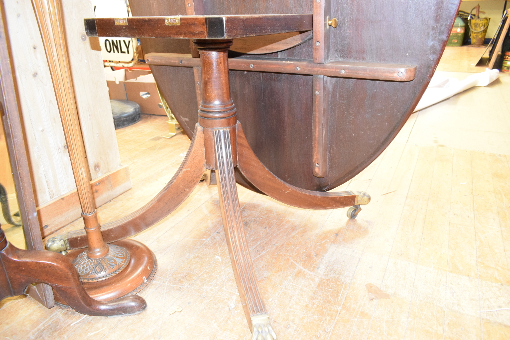 A mahogany oval dining table, on splayed legs, 177 cm wide - Image 5 of 6