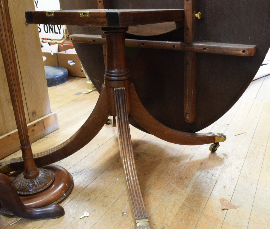 A mahogany oval dining table, on splayed legs, 177 cm wide - Image 6 of 6