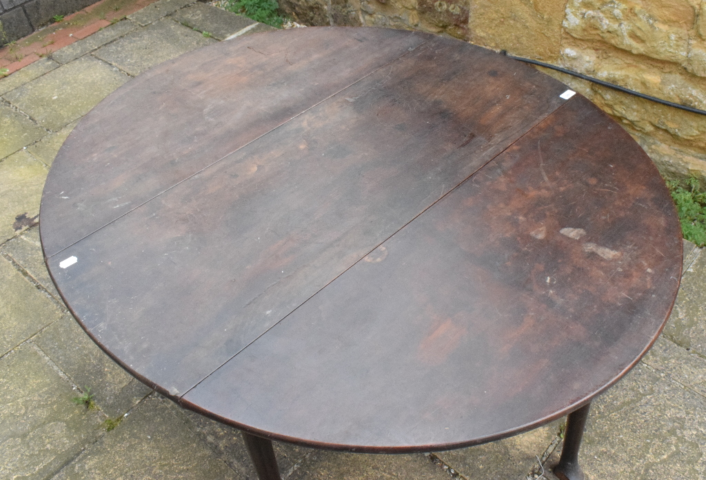 A George III mahogany dropleaf table, on pad feet, 140 cm wide - Image 2 of 5