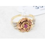 A 14ct gold flowerhead ring, approx. 7.6 g (all in)