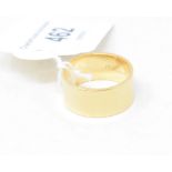 A 9ct gold wedding band, approx. 8.4 g