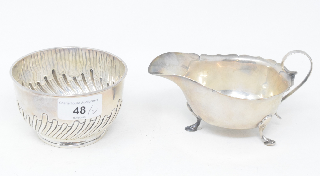 A silver sugar bowl, London 1881, and a silver sauce boat, approx. 7.5 ozt (2)