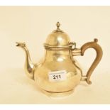 An 18th century style silver teapot, of baluster form, with a boxwood handle, London 1915, approx.