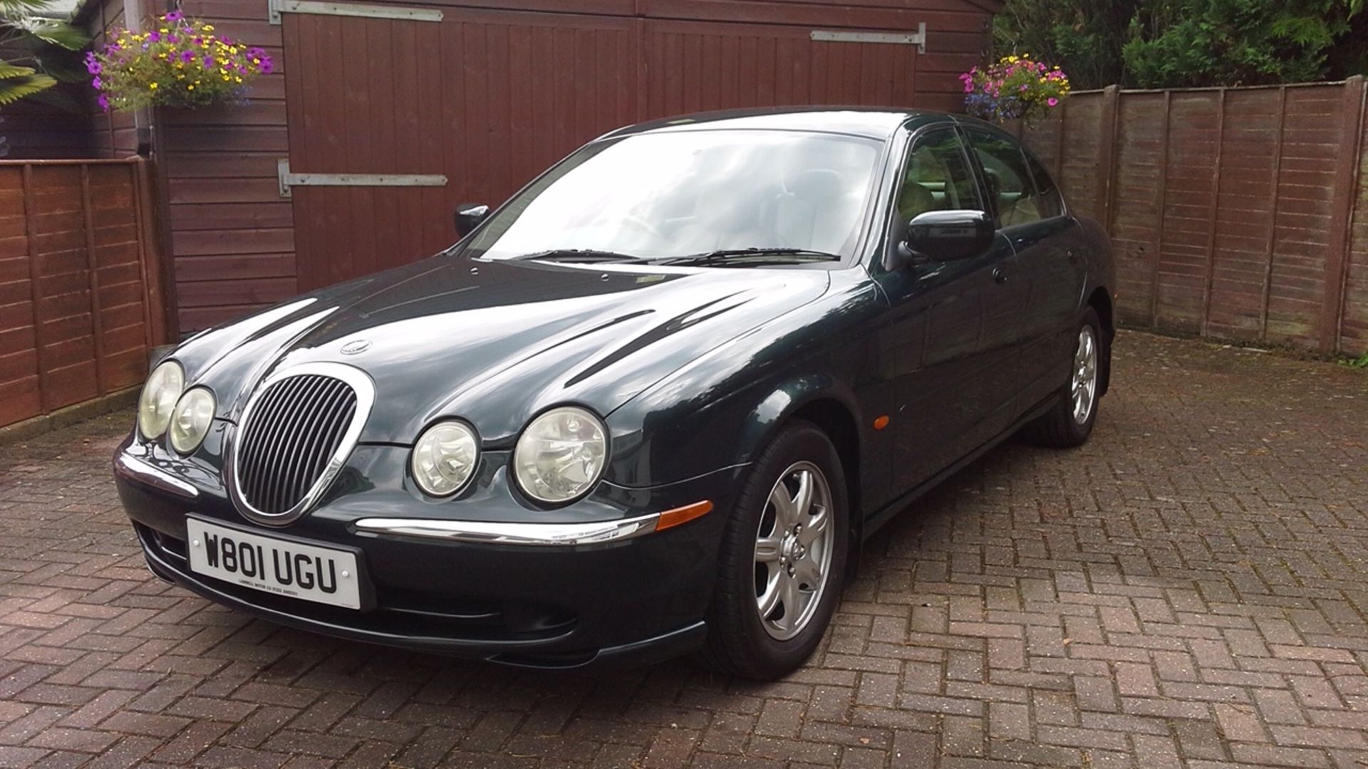 A 2000 Jaguar S-Type 3.0 litre SE manual, registration number W801 UGU, Emerald Green, chassis