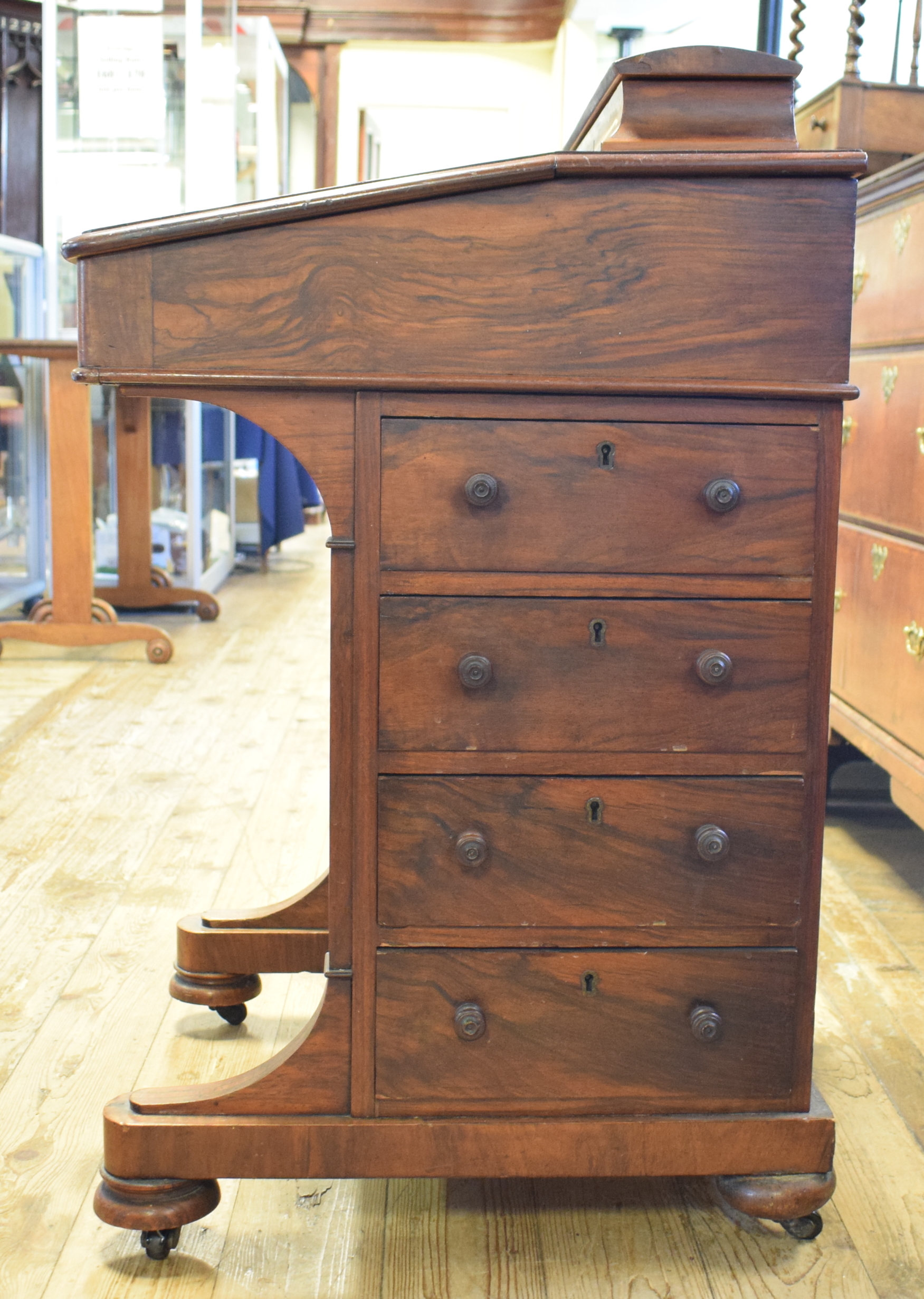 A Victorian walnut Davenport, crossbanded and with boxwood stringing, 54 cm wide See illustration - Bild 4 aus 7