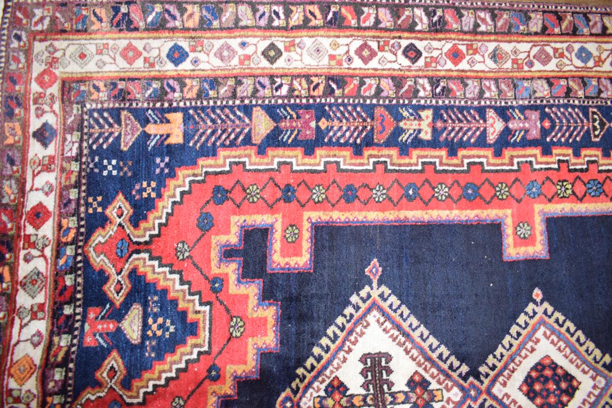 A Persian Afshr rug, decorated three central medallions on a dark blue ground, within a multi - Bild 3 aus 5