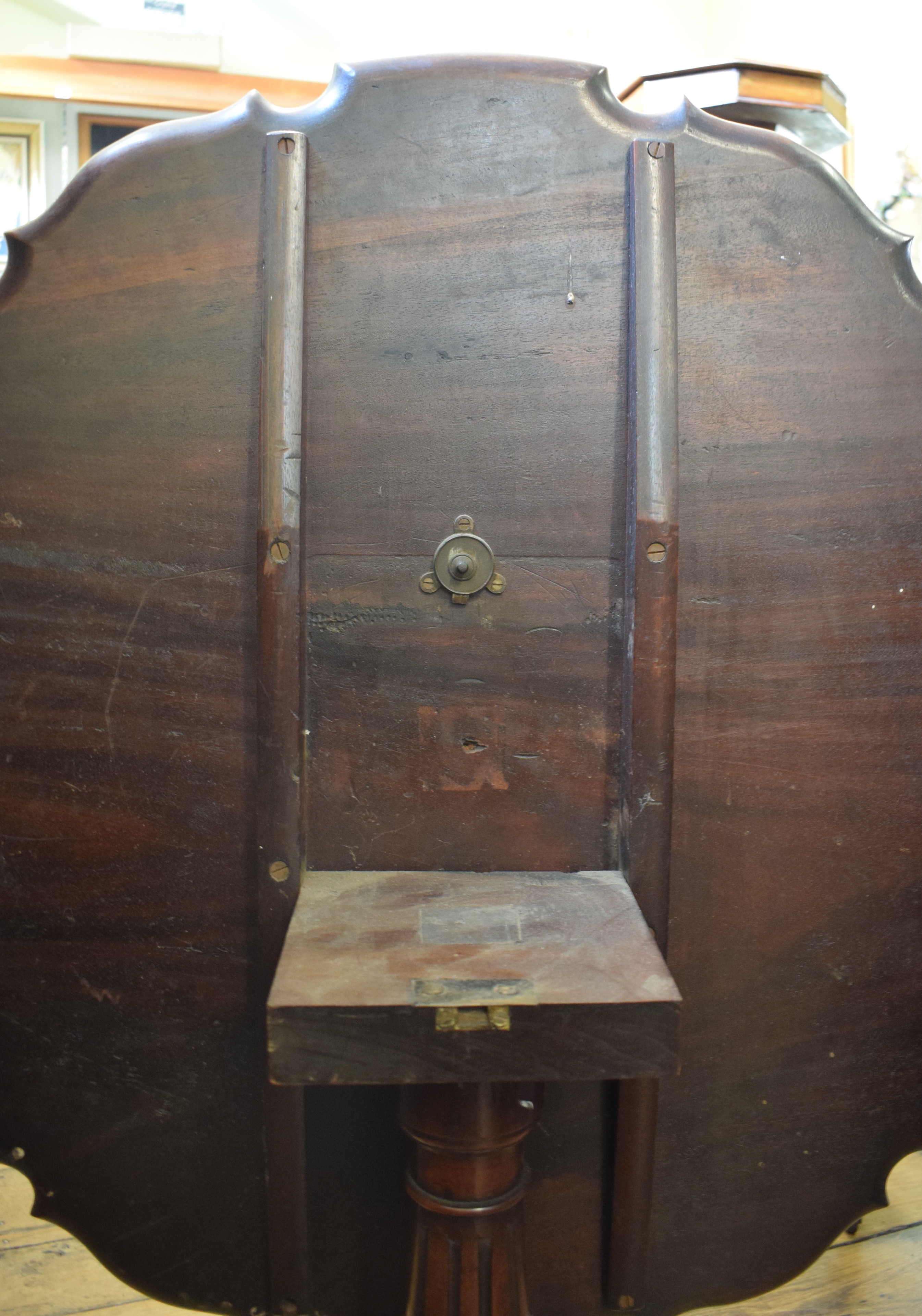 A mahogany tripod table, with a piecrust top, a fluted and reeded vase turned column and leaf carved - Bild 2 aus 5