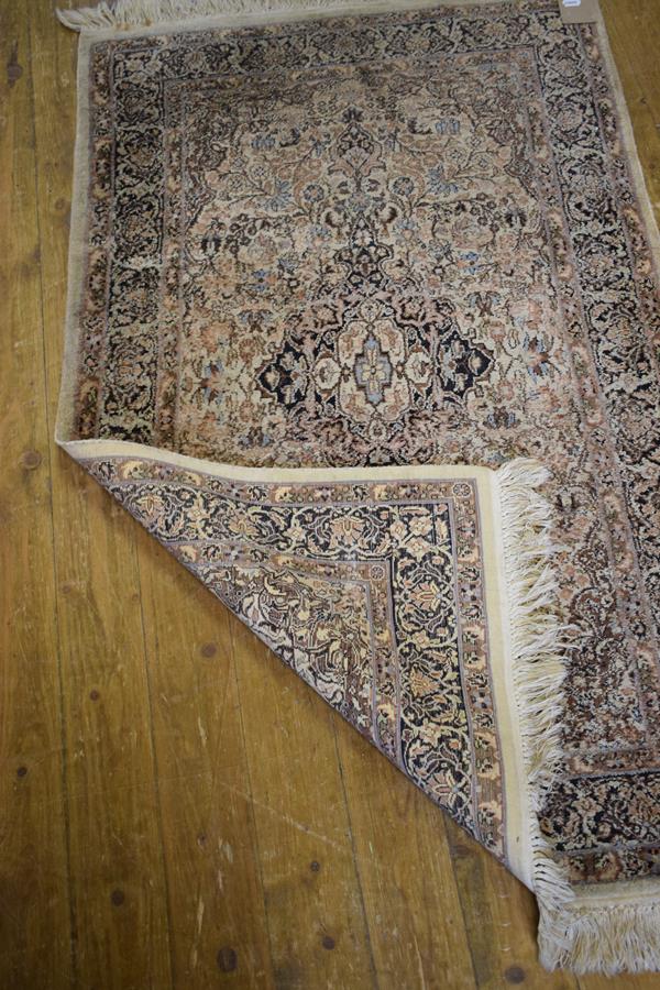 A silk rug, decorated foliage, 154 x 92 cm - Bild 2 aus 2