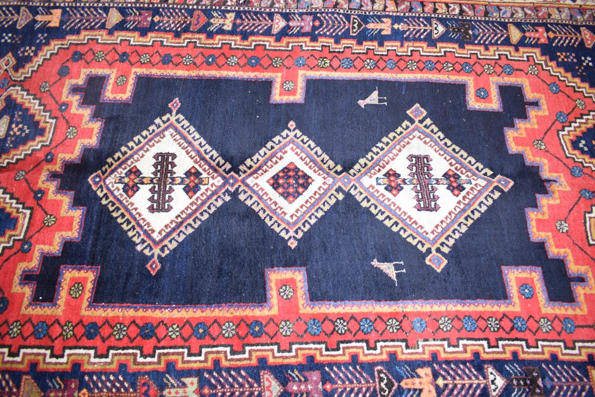 A Persian Afshr rug, decorated three central medallions on a dark blue ground, within a multi - Bild 2 aus 5