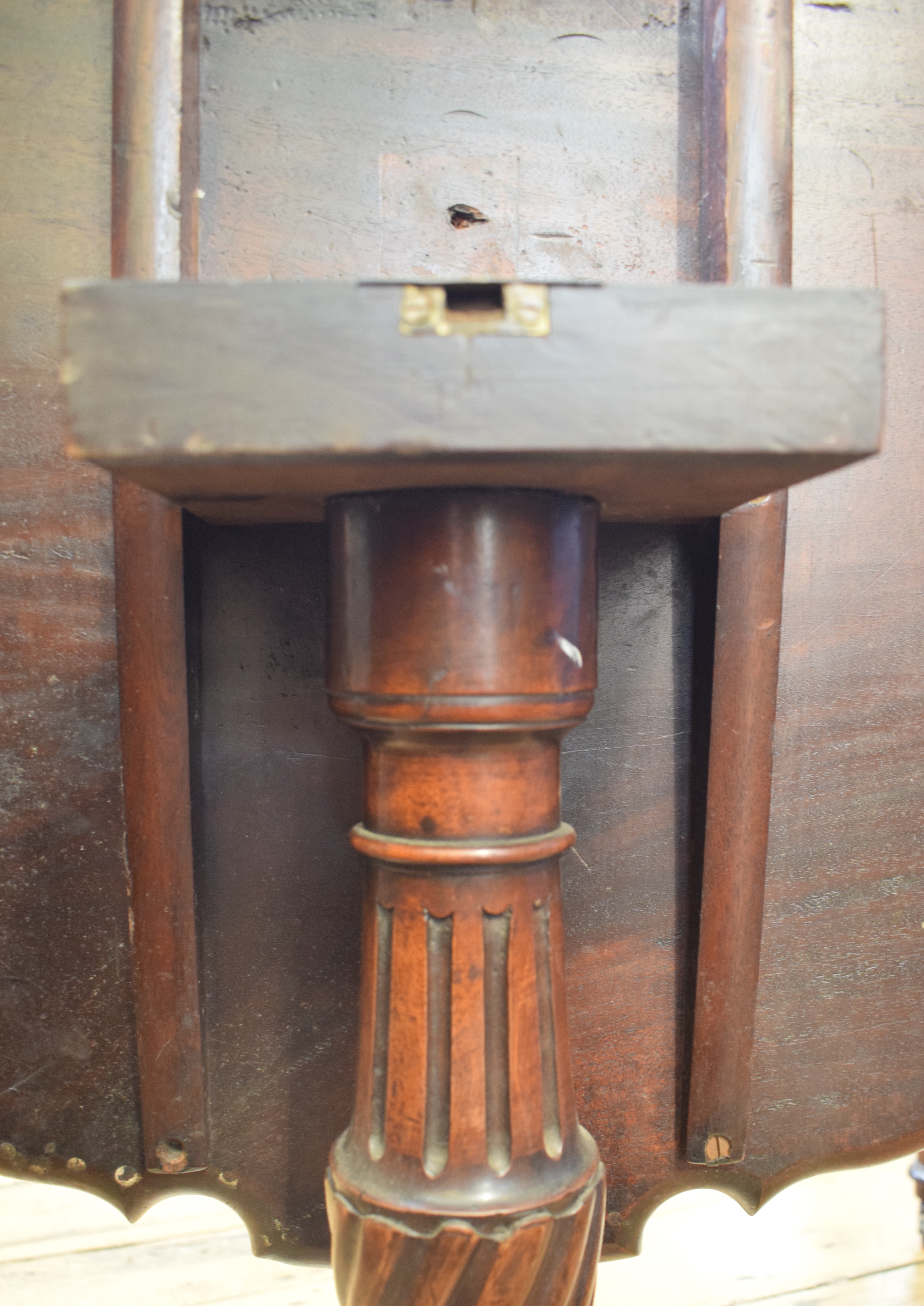 A mahogany tripod table, with a piecrust top, a fluted and reeded vase turned column and leaf carved - Bild 3 aus 5