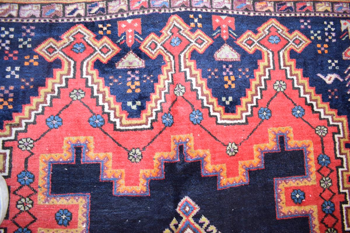 A Persian Afshr rug, decorated three central medallions on a dark blue ground, within a multi - Bild 4 aus 5