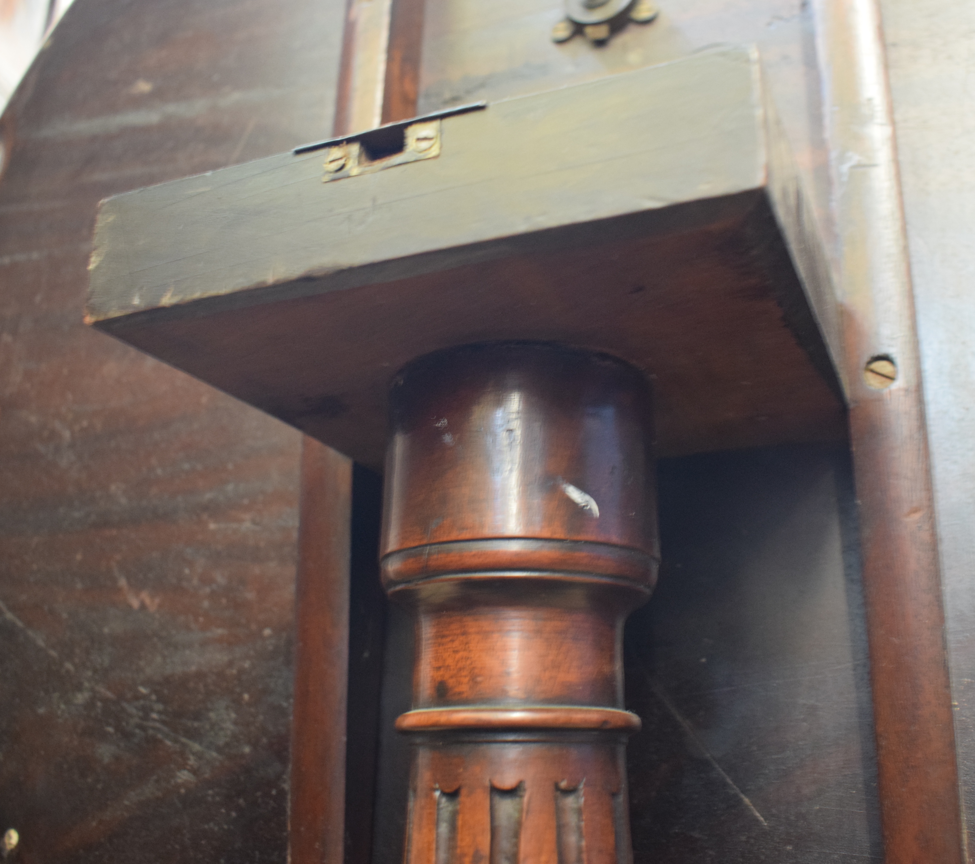 A mahogany tripod table, with a piecrust top, a fluted and reeded vase turned column and leaf carved - Bild 5 aus 5