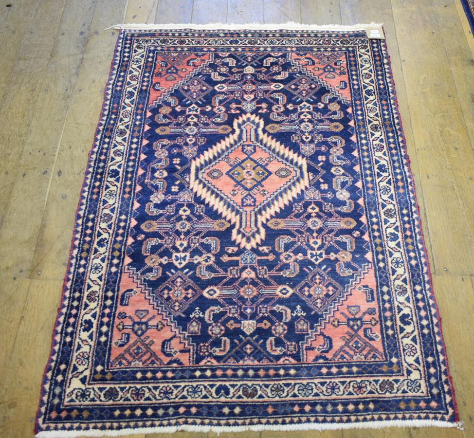 An Eastern rug, decorated floral motifs on a salmon pink ground, within a multi border, 200 x 125 - Bild 2 aus 2