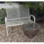 A metal garden bench, 107 cm wide and a garden table (2)
