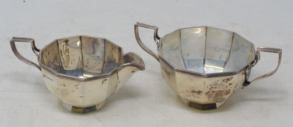 A silver milk jug, with a matching sugar bowl, Sheffield 1924, approx. 8.0 ozt (2)