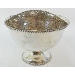 A silver pedestal bowl, with a gadroon border, Chester 1909, approx. 17.6 ozt, 14 cm high Rose