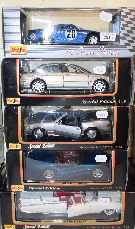 A Maisto Dream Classics 1:18 die-cast model Renault Alpine, and four others, all boxed (5) Report by