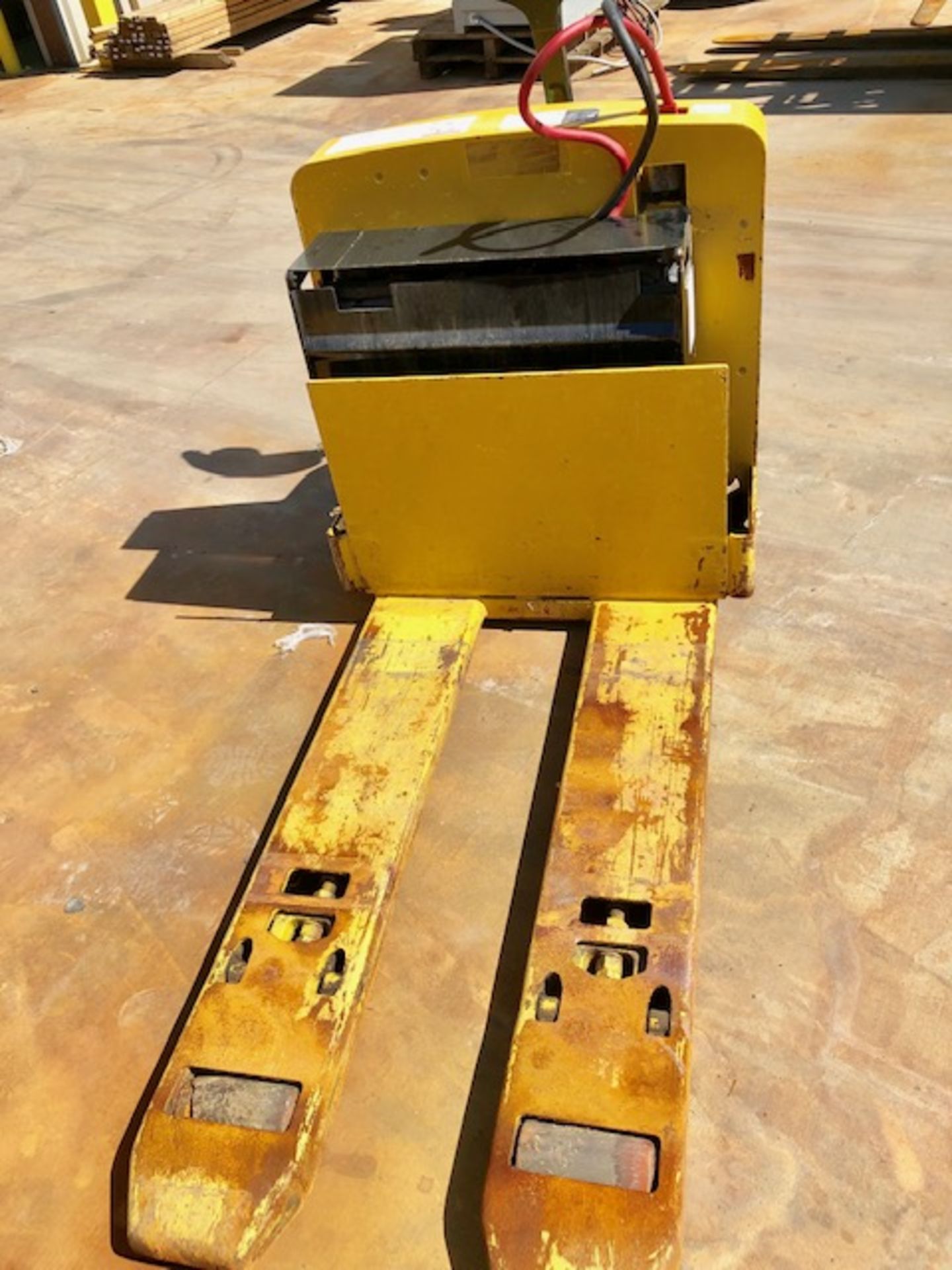 Yale electric pallet jack/ forklift - Image 2 of 7