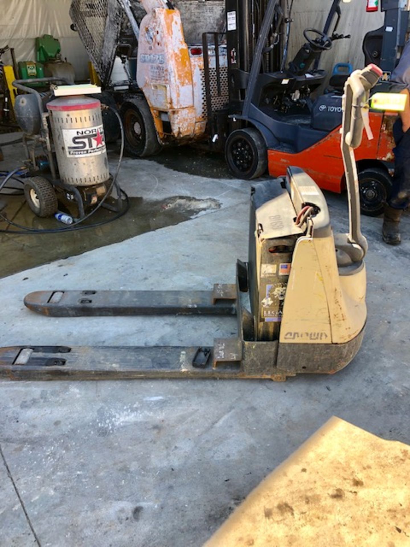 Crown Electric Pallet Jack/ forklift