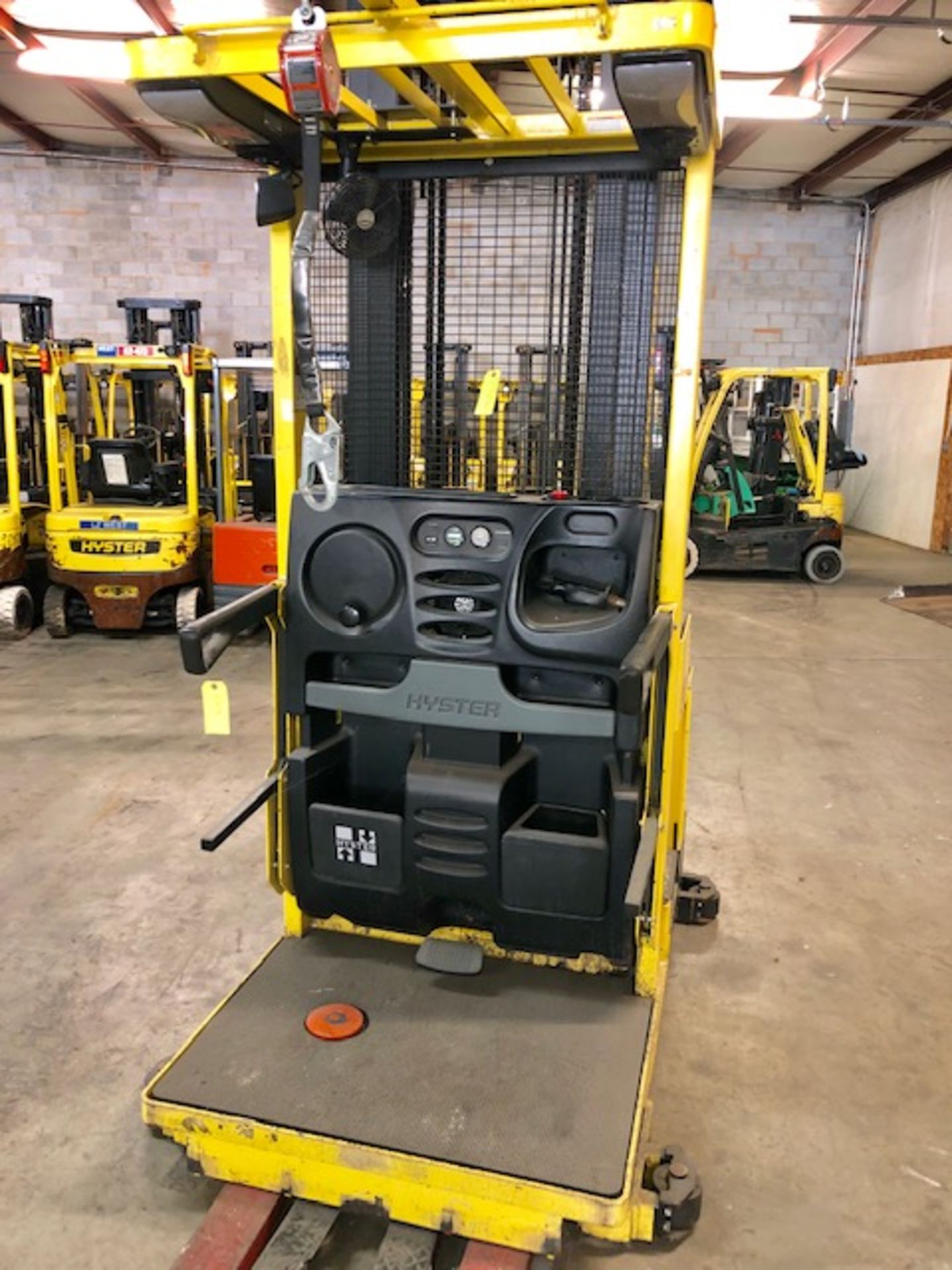 Hyster forklift R30XM52 w/24V battery - Image 2 of 6