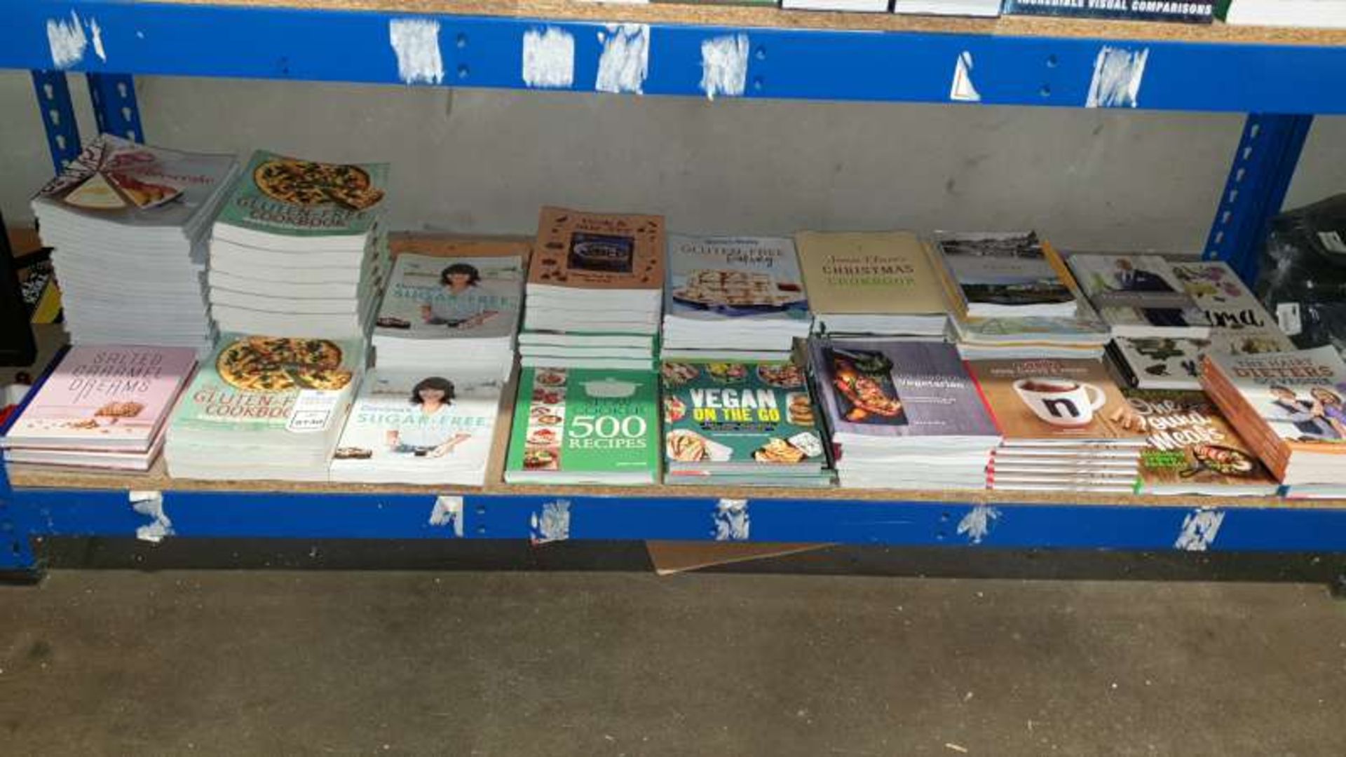 LOT CONTAINING A LARGE QTY OF COOK BOOKS IE THE GLUTEN FREE COOKBOOK, DAVINAS SUGAR FREE IN A HURRY,