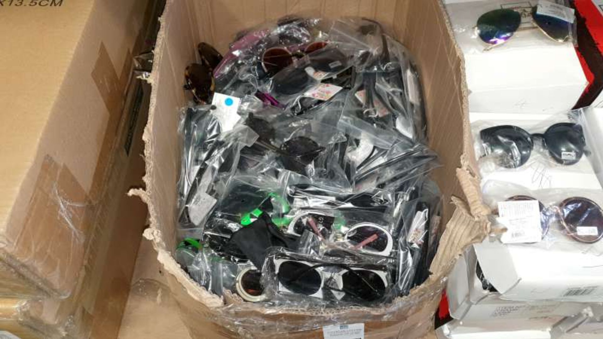 BOX CONTAINING A LARGE QTY OF SUNGLASSES IN VARIOUS STYLES