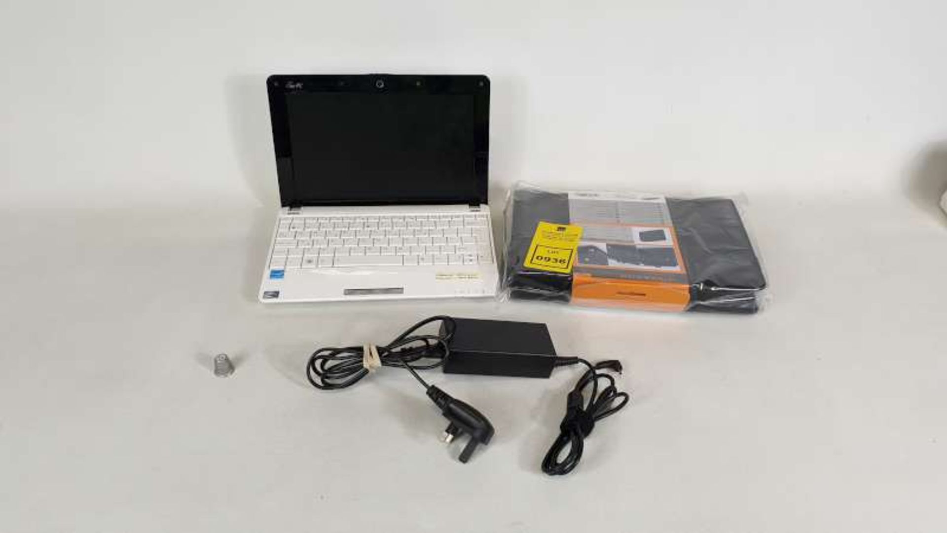 Eee PC NETBOOK WITH CHARGER AND CASE