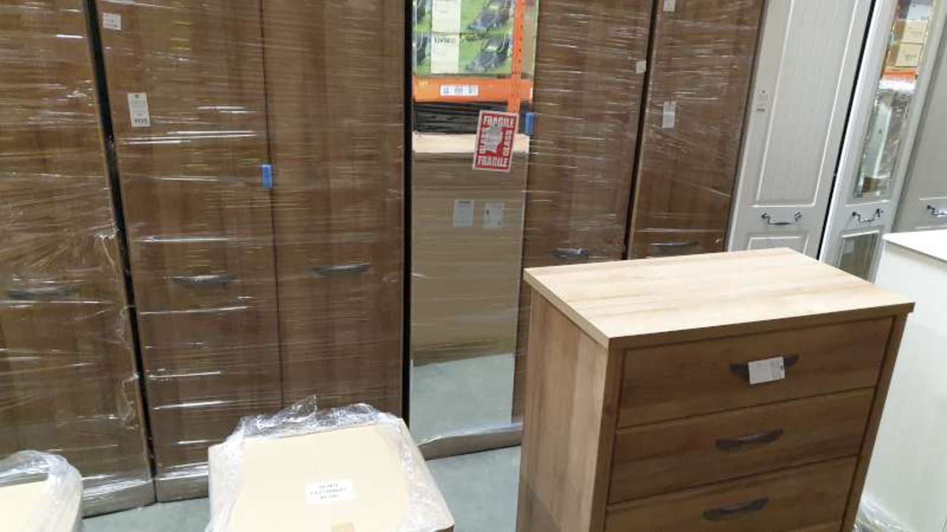 FURNITURE LOT CONTAINING 2 X DOUBLE WARDROBES, 1 X SINGLE WARDROBE, 1 X 3 DRAWER CHEST AND 1 X 5