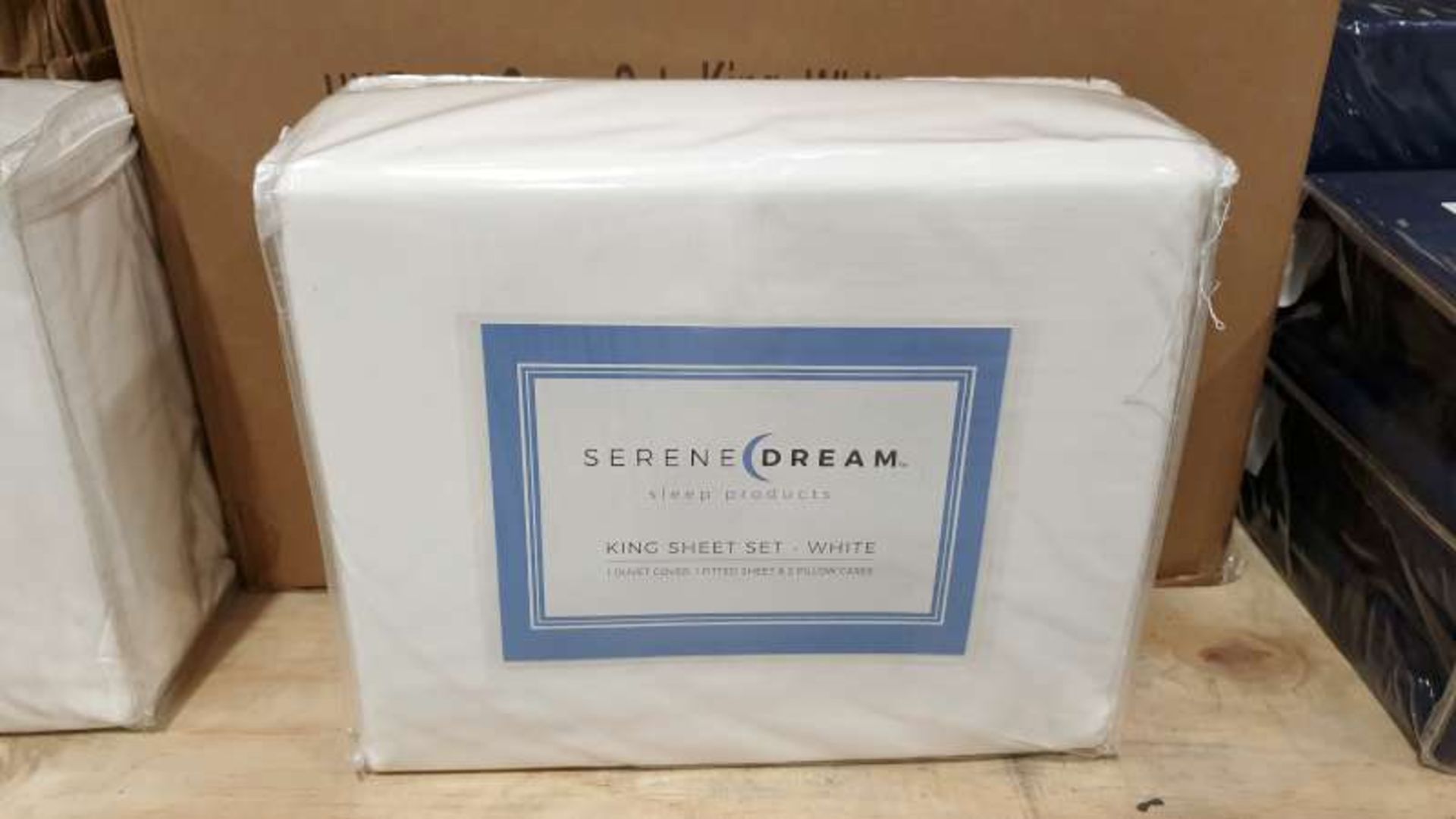 18 X WHITE COLOURED SERENE DREAMS KING SIZE DUVET SETS EACH SET CONTAINS DUVET COVER, FITTED SHEETS,