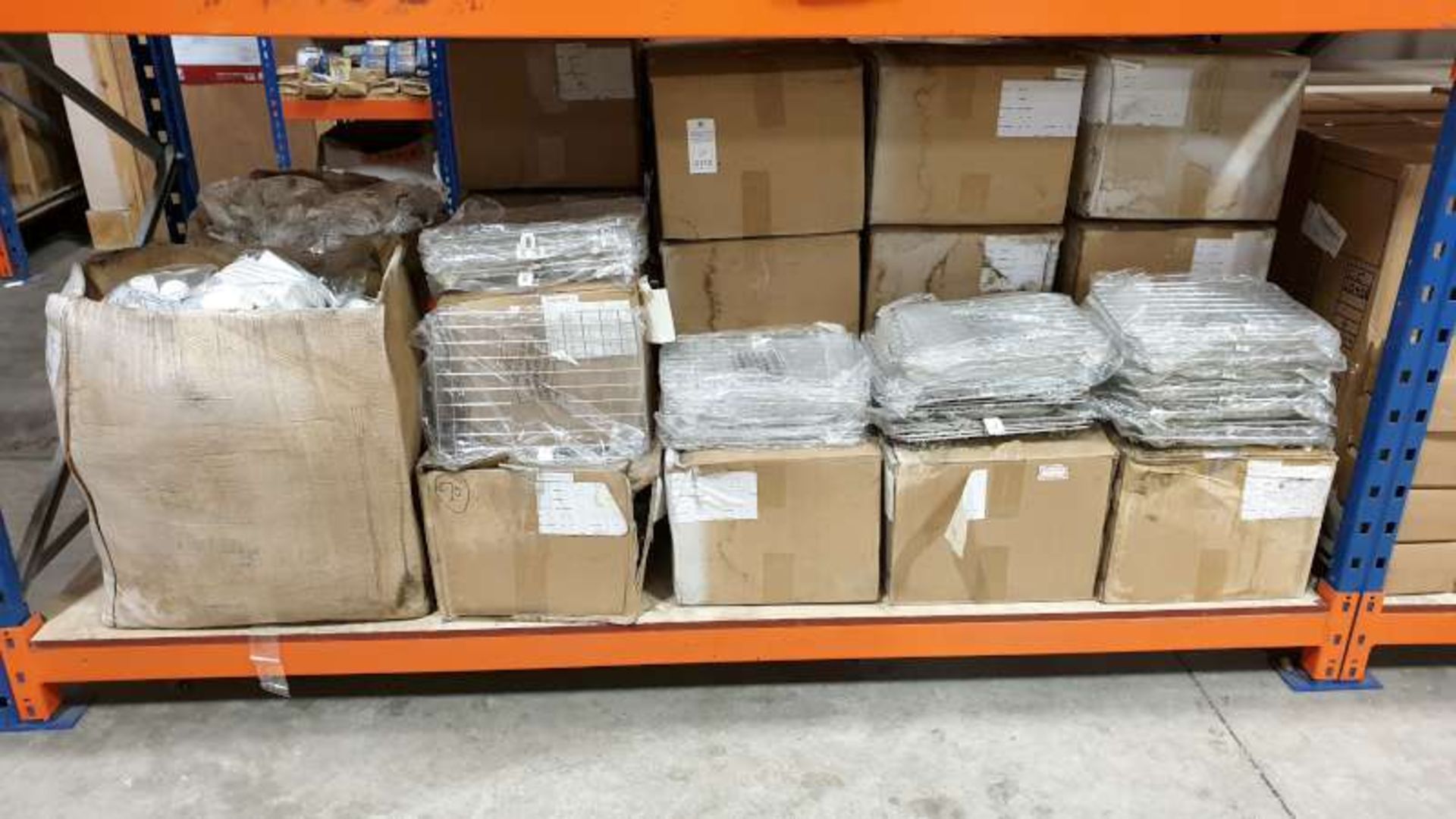 LOT CONTAINING A LARGE QTY OF METAL DRAINING TRAYS AND P TRAP WITH WASHER AND DISHWASHER CONNECTOR