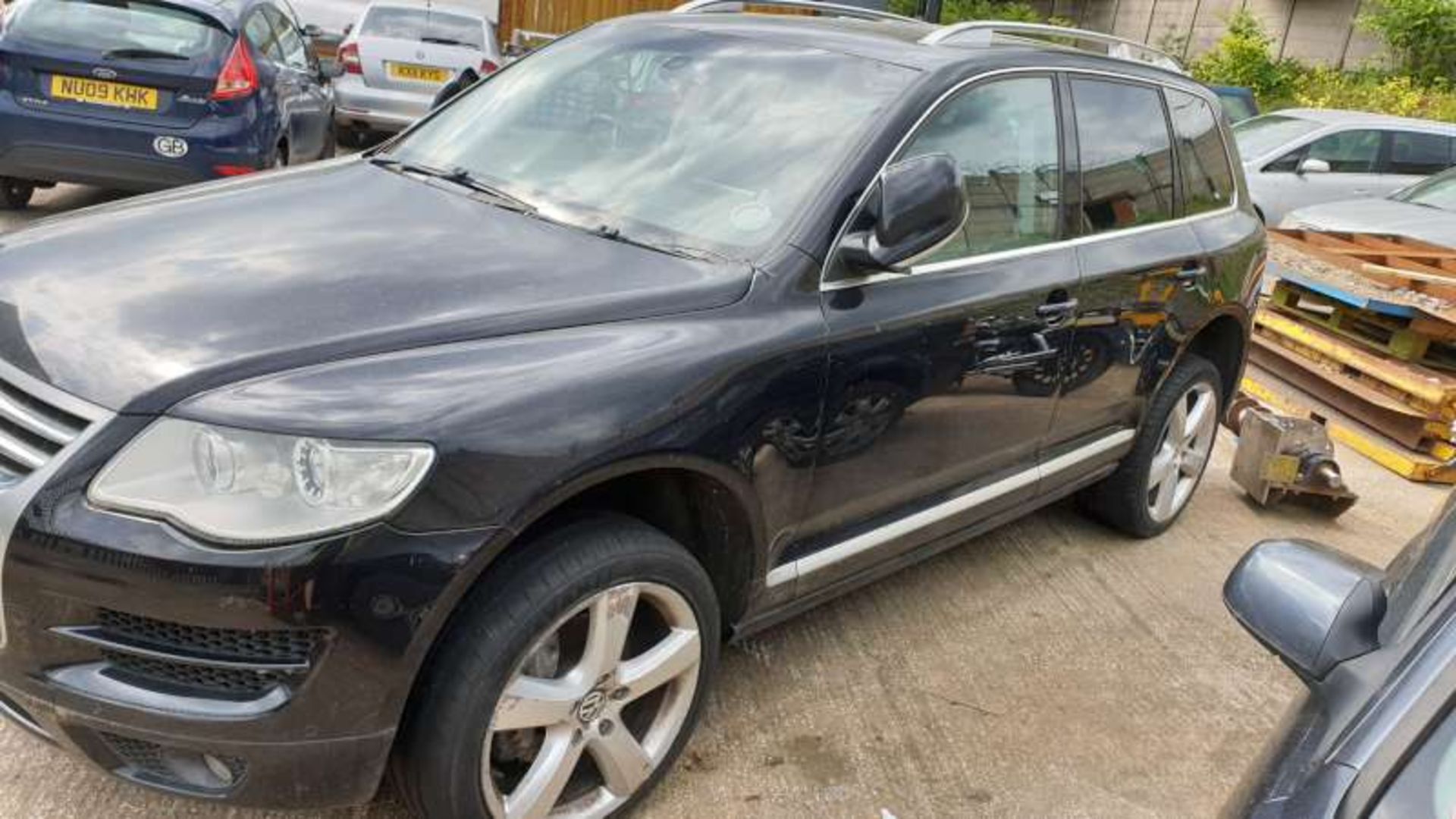 BLACK VOLKS WAGON TOUREG ALTITUDE V6 TDI A. ( DIESEL ) Reg : J20 AKR, Mileage : 0 Details: NO - Image 2 of 4